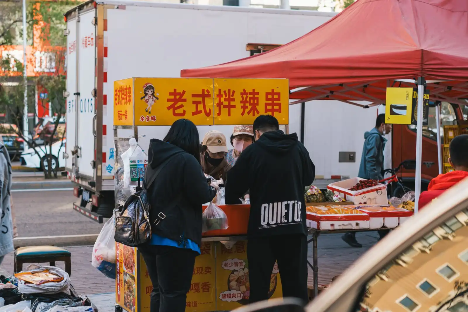 重庆工厂车间仓储货架选型对比：重型横梁式与中型层板式应用分析