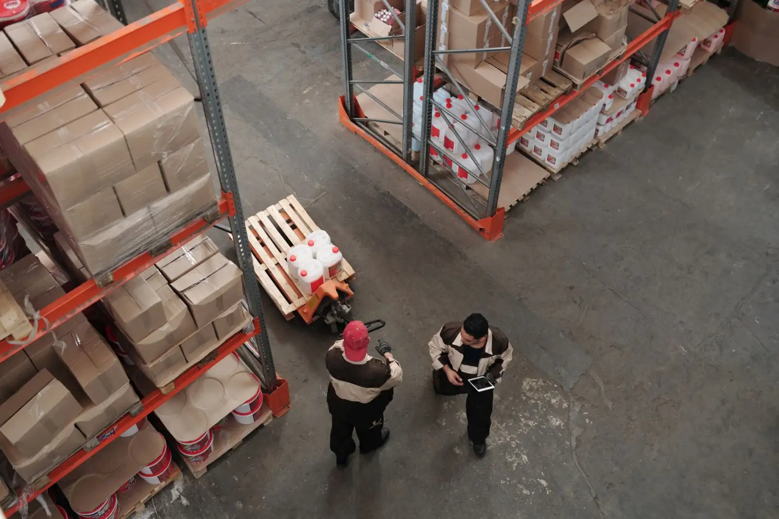 提升仓库空间利用率：重型货架与工具柜的布局设计要点