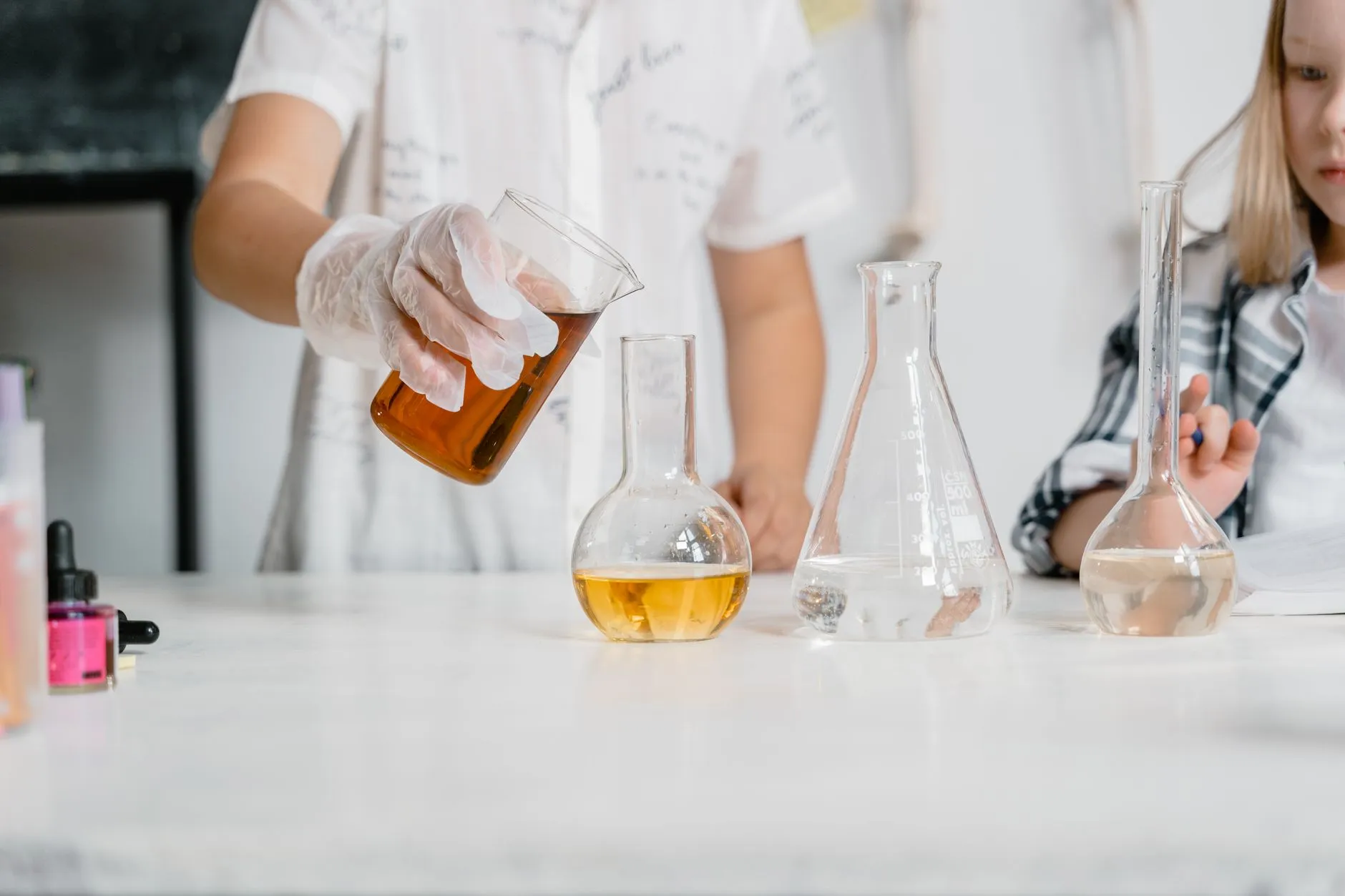 货架与仓储笼搭配方案：提升车间空间利用率的实战解析