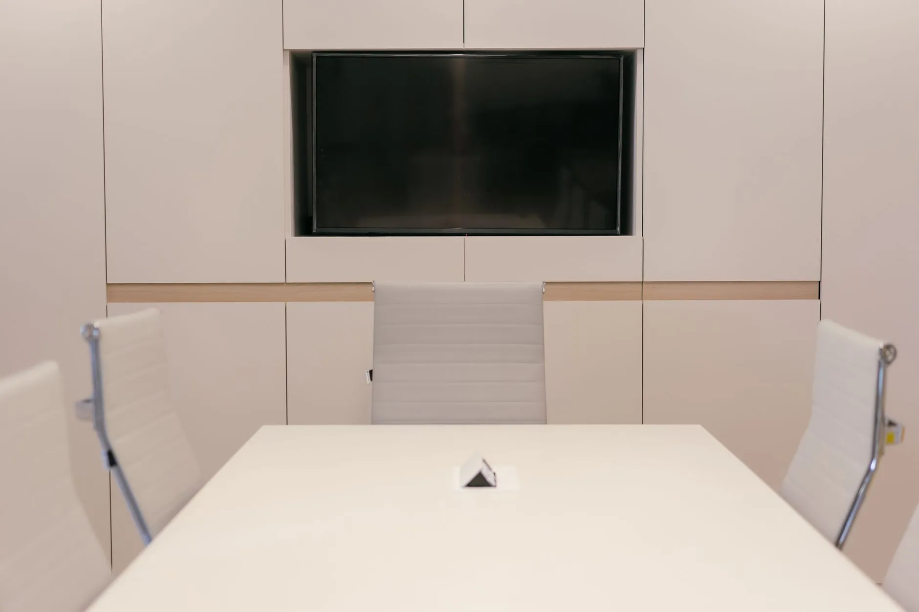 重庆工厂车间仓储货架选型对比：重型横梁式与中型层板式应用分析
